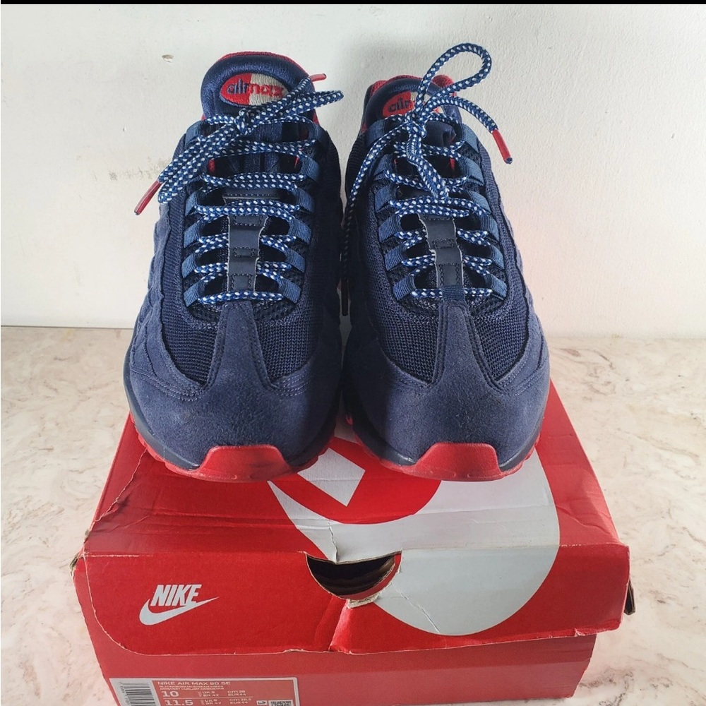 Mens Nike Air Max 95’ Navy and Red, Size 10.5. In Excellent pre owned condition.